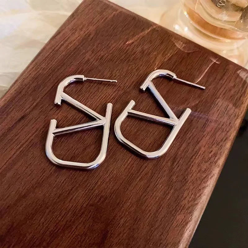 Lorelei Shine – V-Shaped Light Luxury Earrings