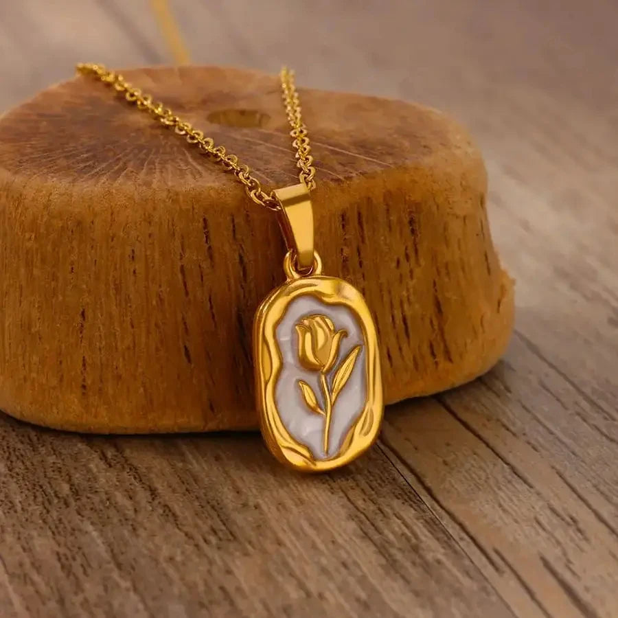 Evelyn Grace – Delicate Flower Pendant Necklace