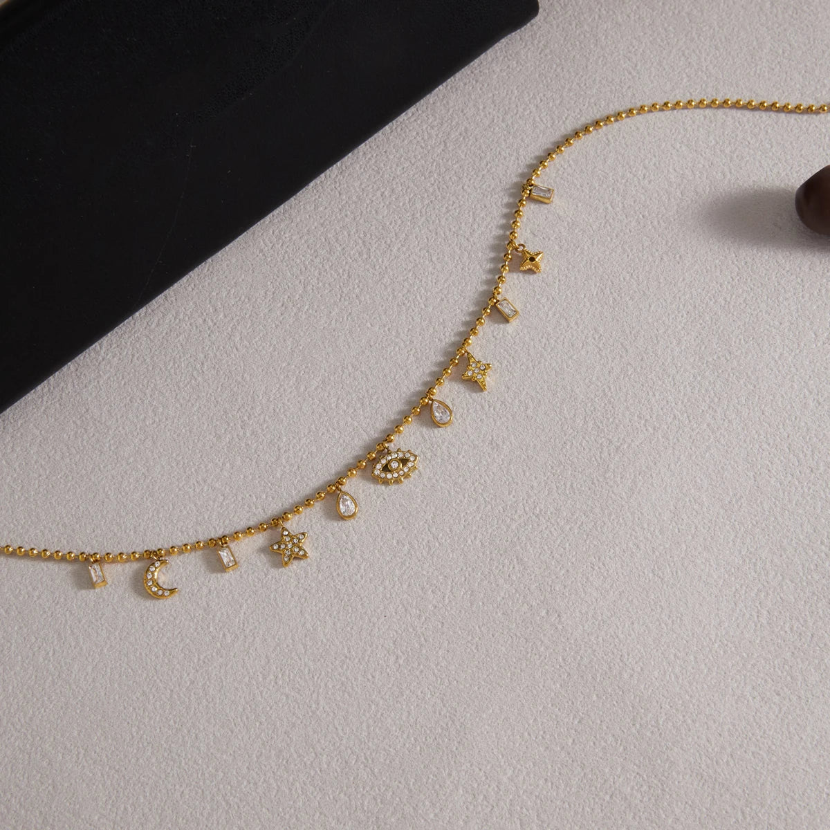 Lunavelle – Crescent Moon Pendant Necklace