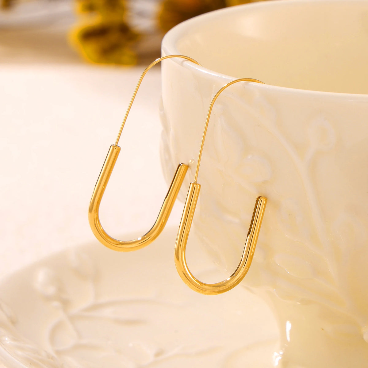 Lunaris Pin – 18K Gold Minimalist Hoop Earrings