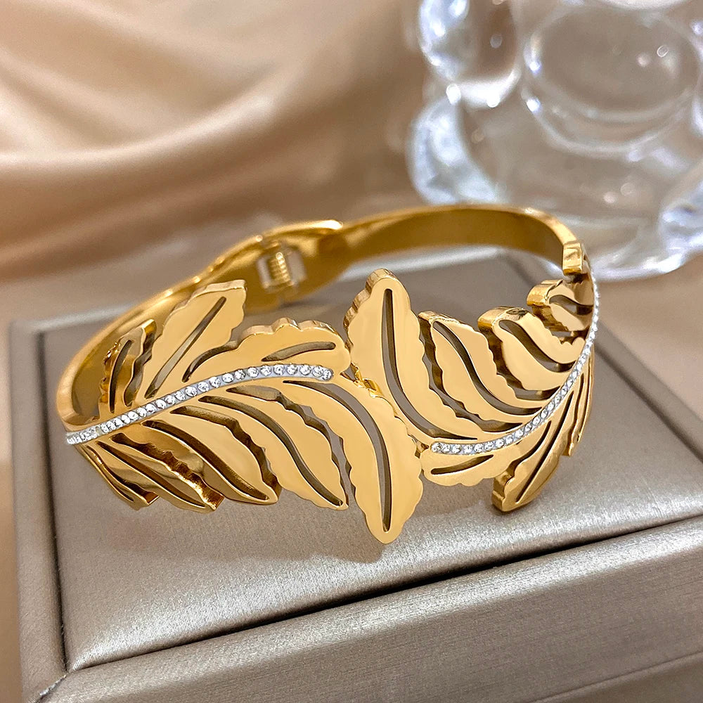 Featherelle – Elegant Gold-Plated Feather & Rhinestone Cuff Bracelet