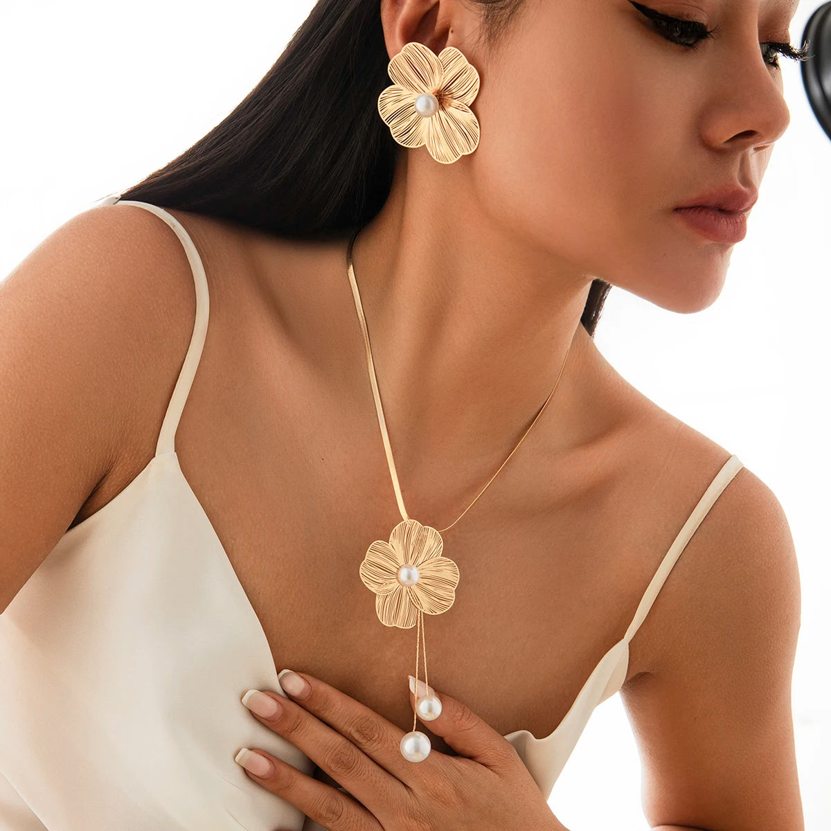 Aurielle Petal Glow – Women’s Pearl Pendant Choker & Earrings