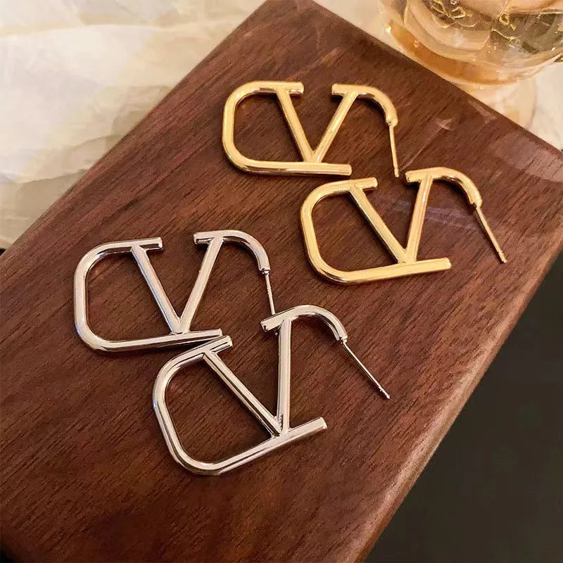 Lorelei Shine – V-Shaped Light Luxury Earrings