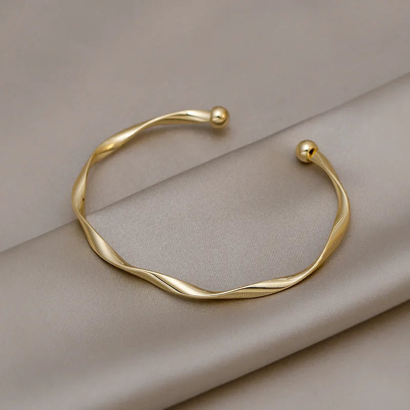 Felicity Aura – Luxury Minimalist Charm Bangle
