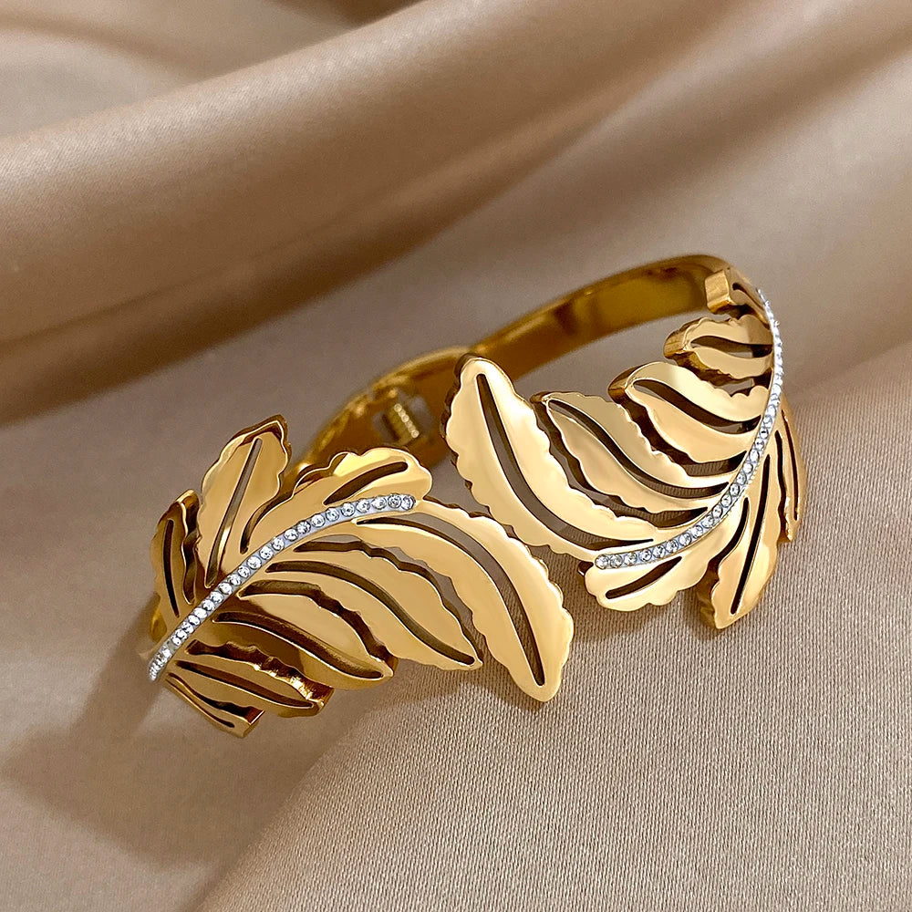 Featherelle – Elegant Gold-Plated Feather & Rhinestone Cuff Bracelet