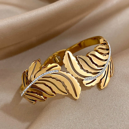 Featherelle – Elegant Gold-Plated Feather & Rhinestone Cuff Bracelet