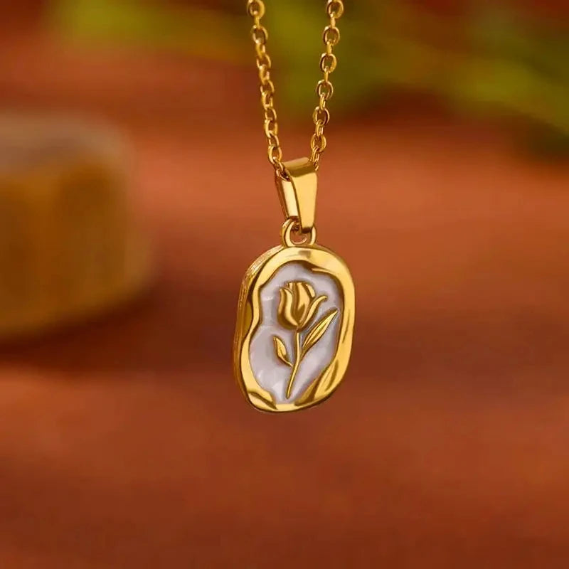 Evelyn Grace – Delicate Flower Pendant Necklace