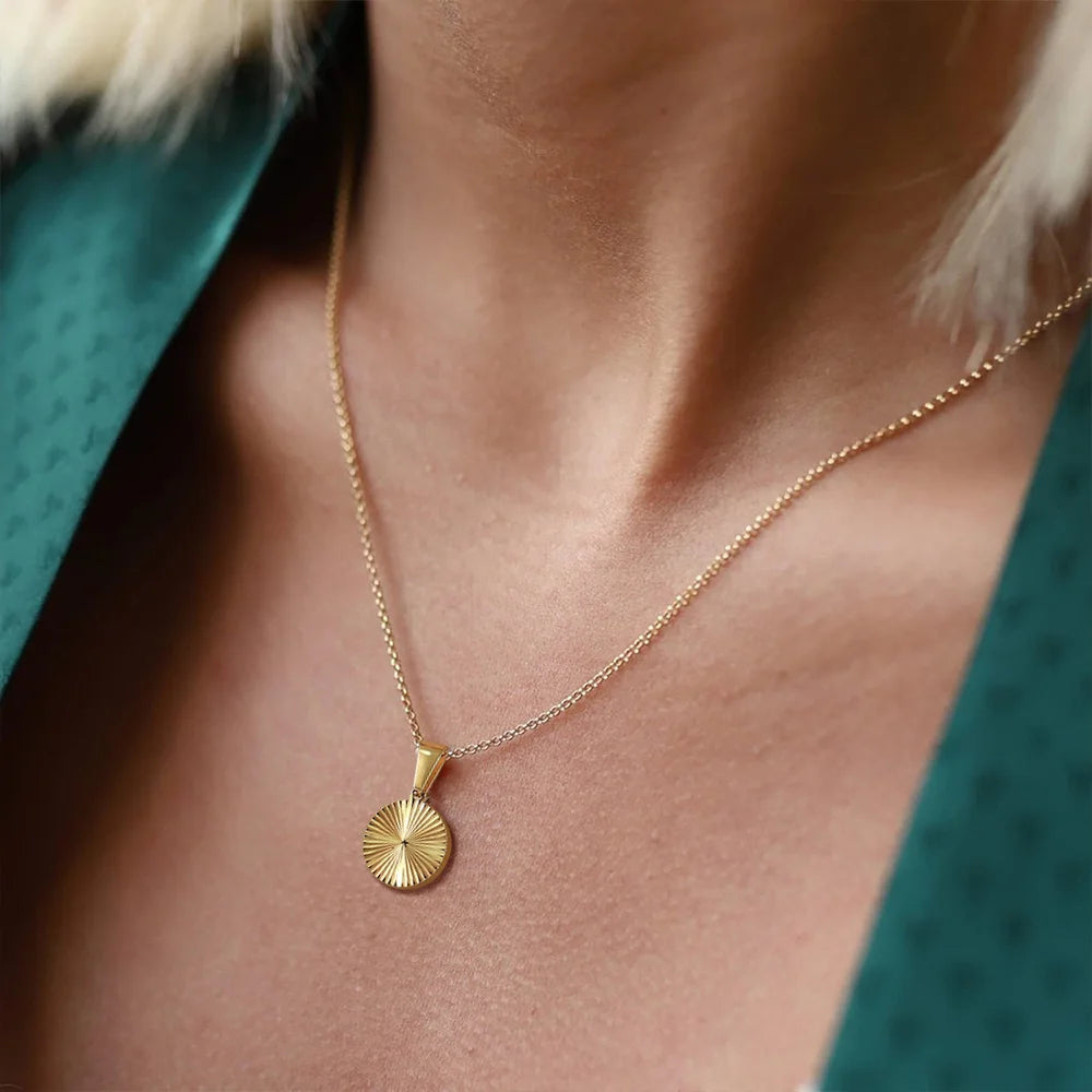 Solara Glow – Sunburst Medallion Necklace